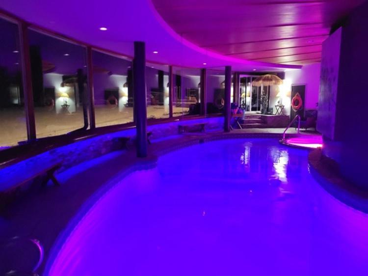 Roundhouse Grotto Panzió YYC Kültér fotó