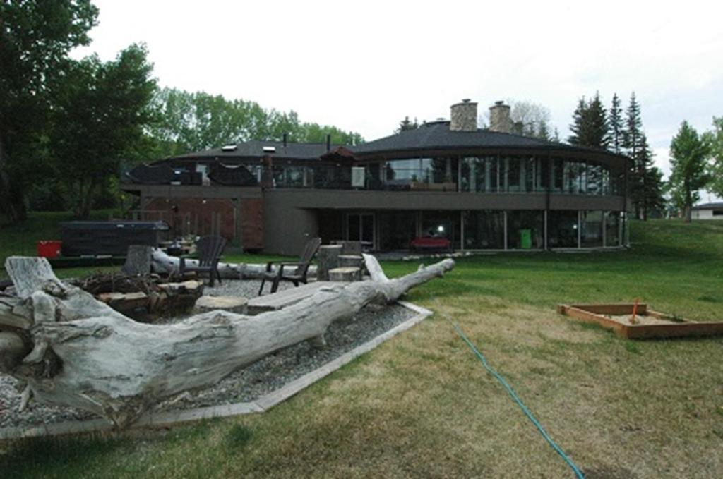 Roundhouse Grotto Panzió YYC Kültér fotó